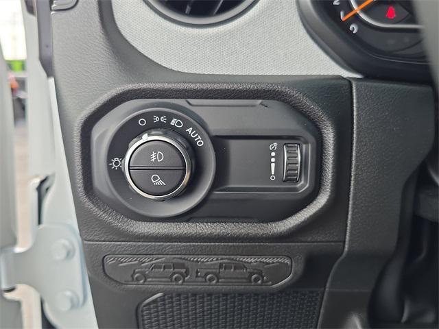 Photo of 2025 Bright White Clearcoat Jeep Gladiator