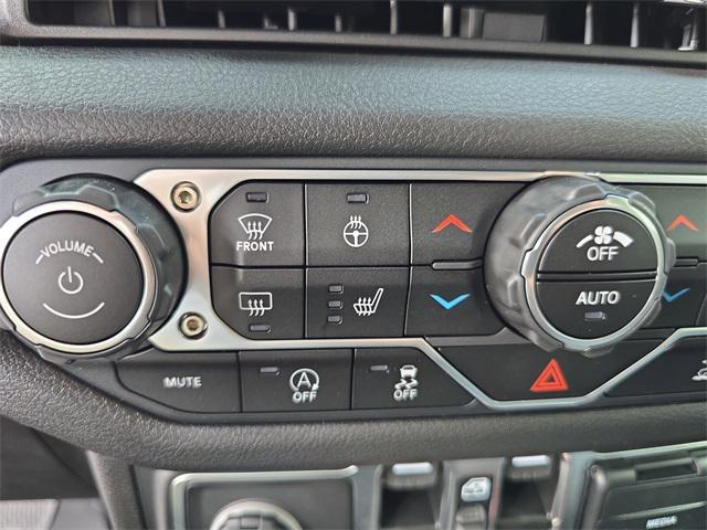 Photo of 2025 Bright White Clearcoat Jeep Gladiator