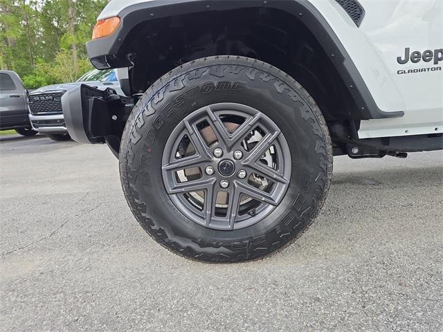 Photo of 2025 Bright White Clearcoat Jeep Gladiator