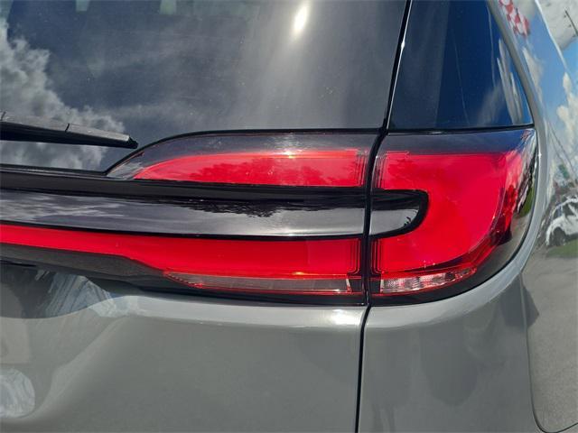 Photo of 2022 Ceramic Gray Clearcoat Chrysler Pacifica