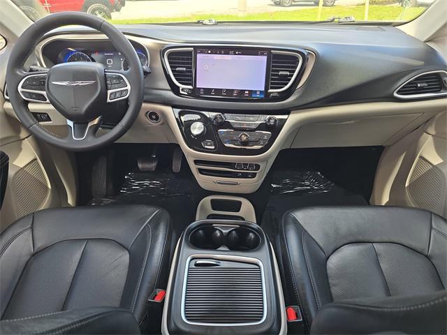 Photo of 2022 Ceramic Gray Clearcoat Chrysler Pacifica