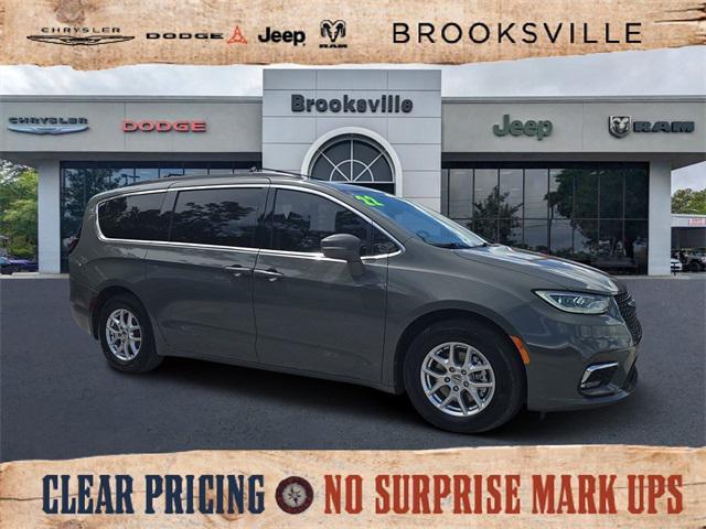 Photo of 2022 Ceramic Gray Clearcoat Chrysler Pacifica