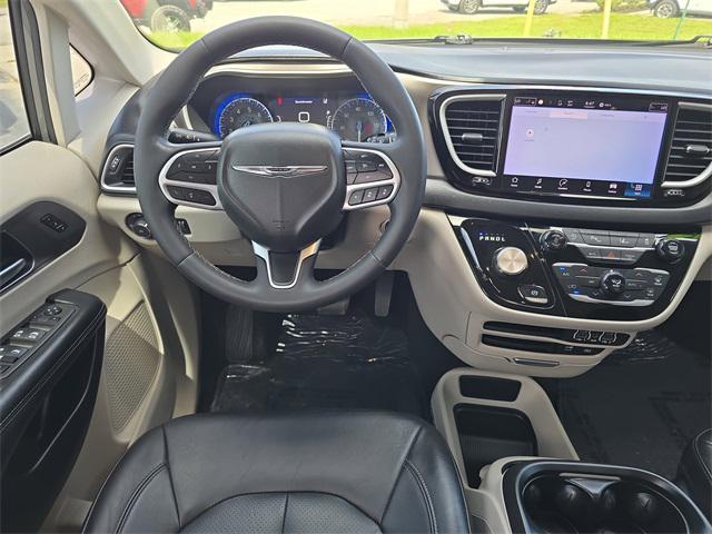 Photo of 2022 Ceramic Gray Clearcoat Chrysler Pacifica