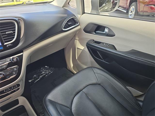 Photo of 2022 Ceramic Gray Clearcoat Chrysler Pacifica