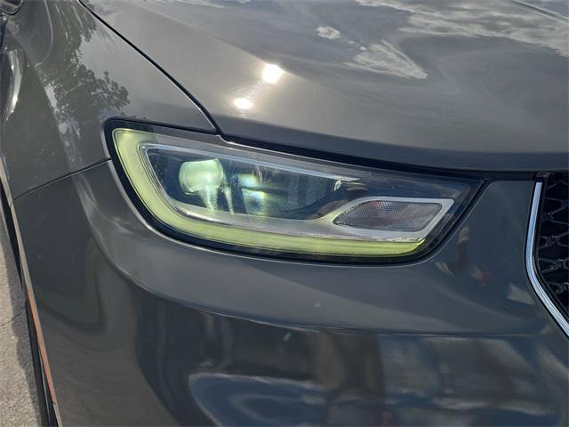 Photo of 2022 Ceramic Gray Clearcoat Chrysler Pacifica