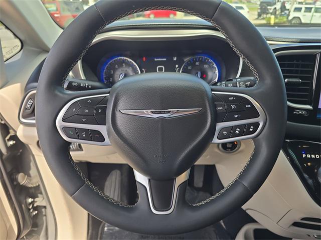 Photo of 2022 Ceramic Gray Clearcoat Chrysler Pacifica