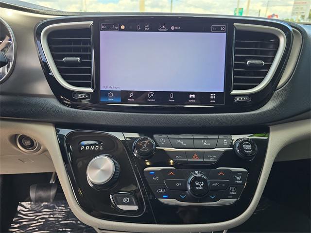 Photo of 2022 Ceramic Gray Clearcoat Chrysler Pacifica