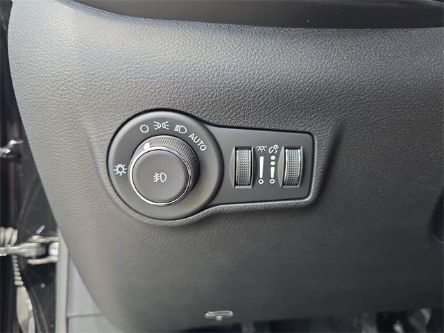 Photo of 2025 Diamond Black Crystal Pearlcoat Jeep Compass