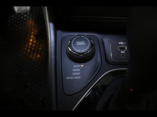 Photo of 2021 Bright White Clearcoat Jeep Cherokee