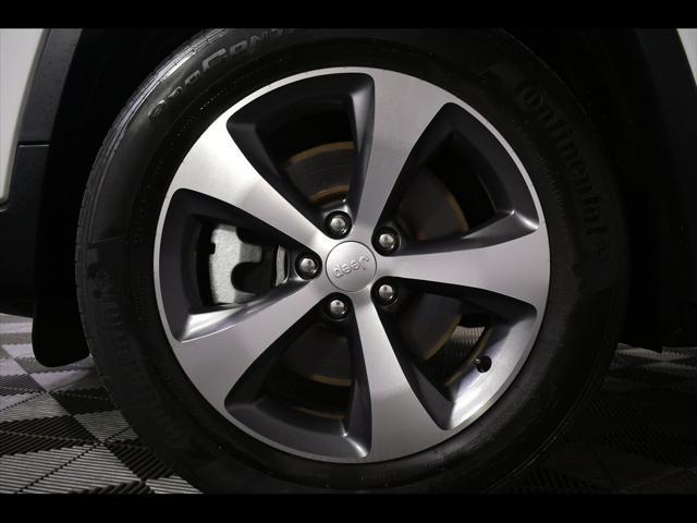 Photo of 2021 Bright White Clearcoat Jeep Cherokee