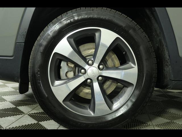 Photo of 2019 Sting-Gray Clearcoat Jeep Cherokee