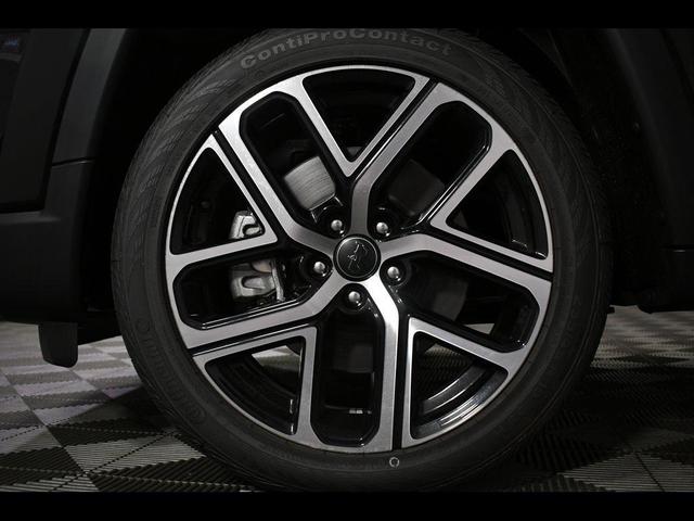 Photo of 2025 Diamond Black Crystal Pearlcoat Jeep Compass