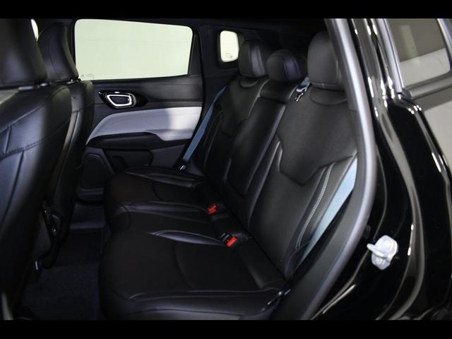 Photo of 2025 Diamond Black Crystal Pearlcoat Jeep Compass