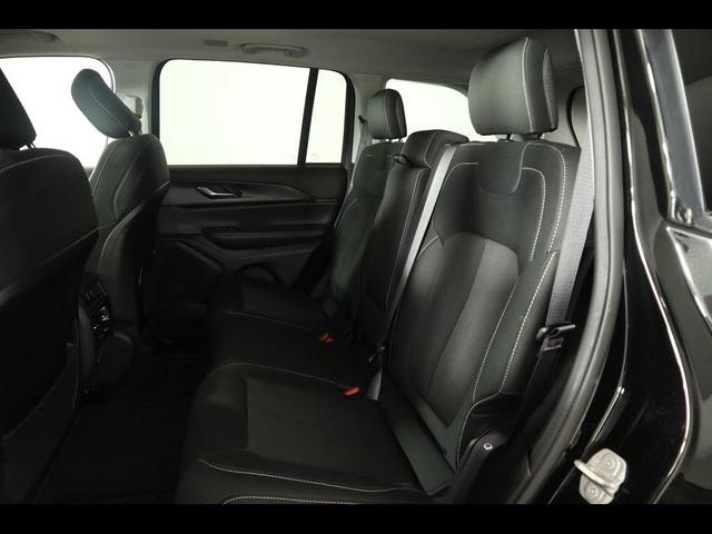 Photo of 2023 Diamond Black Crystal Pearlcoat Jeep Grand Cherokee