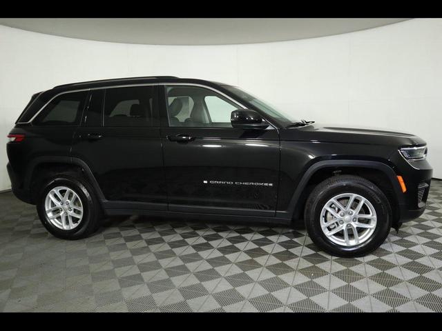 Photo of 2023 Diamond Black Crystal Pearlcoat Jeep Grand Cherokee