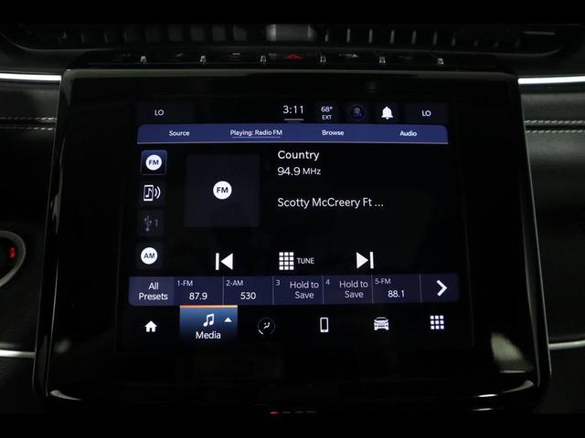 Photo of 2023 Diamond Black Crystal Pearlcoat Jeep Grand Cherokee