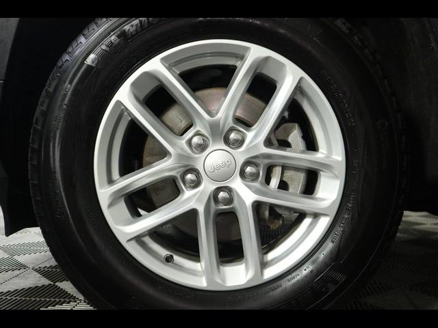 Photo of 2023 Diamond Black Crystal Pearlcoat Jeep Grand Cherokee