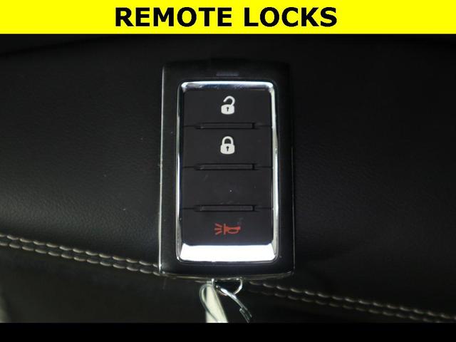 Photo of 2023 Diamond Black Crystal Pearlcoat Jeep Grand Cherokee