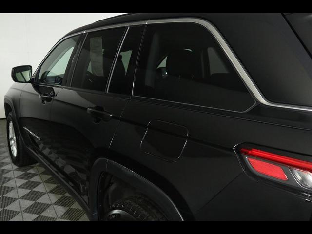 Photo of 2023 Diamond Black Crystal Pearlcoat Jeep Grand Cherokee