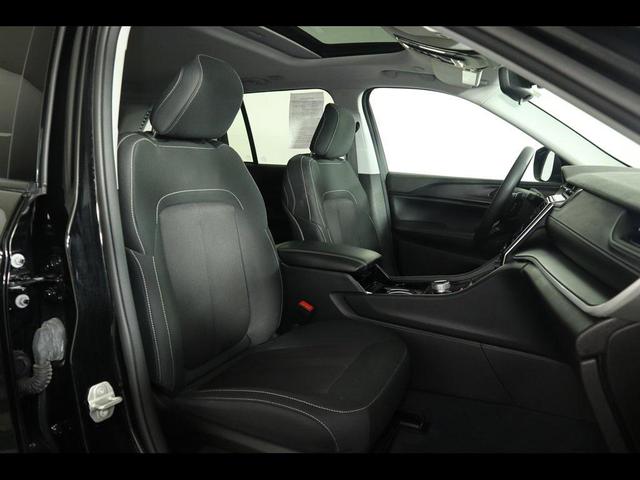 Photo of 2023 Diamond Black Crystal Pearlcoat Jeep Grand Cherokee