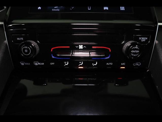 Photo of 2023 Diamond Black Crystal Pearlcoat Jeep Grand Cherokee