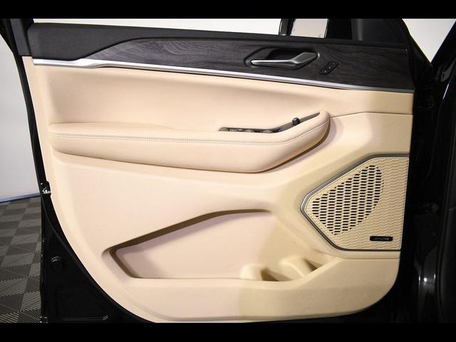Photo of 2023 Diamond Black Crystal Pearlcoat Jeep Grand Cherokee