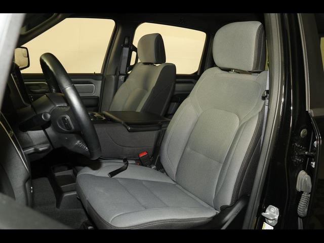 Photo of 2023 Diamond Black Crystal Pearlcoat RAM 1500