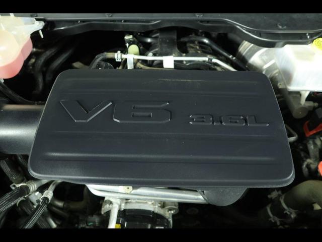 Photo of 2023 Diamond Black Crystal Pearlcoat RAM 1500
