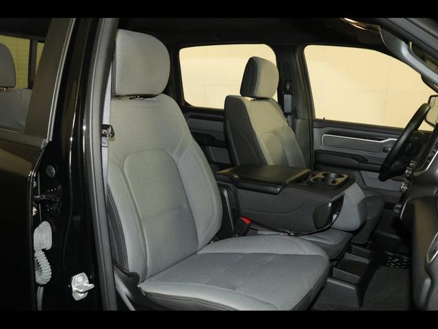 Photo of 2023 Diamond Black Crystal Pearlcoat RAM 1500