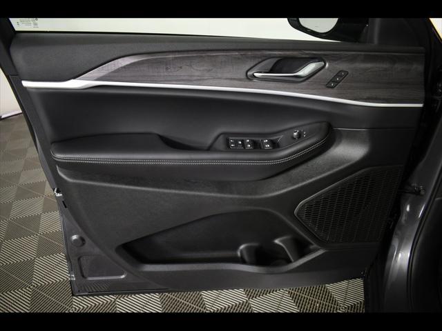 Photo of 2025 Baltic Gray Metallic Clearcoat Jeep Grand Cherokee L
