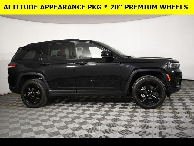 Photo of 2023 Diamond Black Crystal Pearlcoat Jeep Grand Cherokee