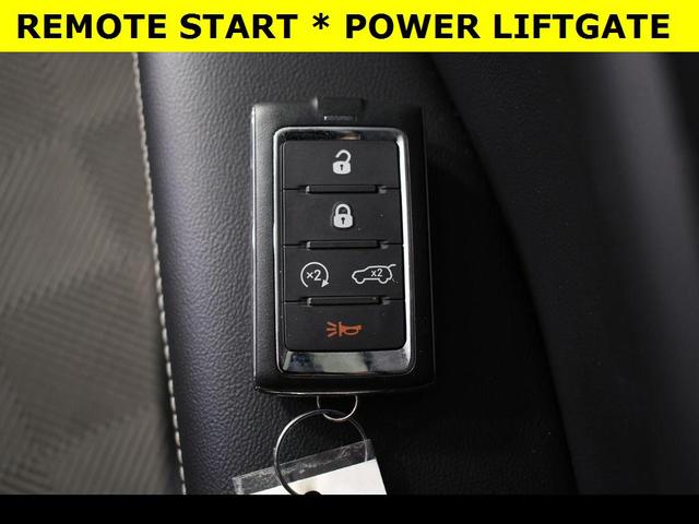 Photo of 2023 Diamond Black Crystal Pearlcoat Jeep Grand Cherokee