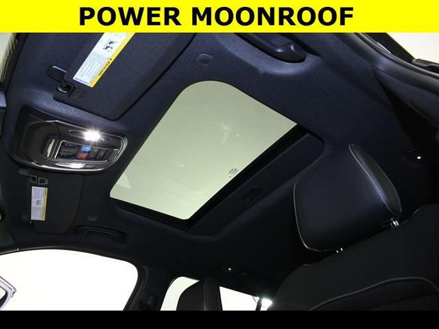 Photo of 2023 Diamond Black Crystal Pearlcoat Jeep Grand Cherokee