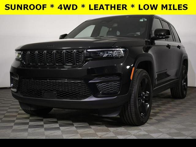 Photo of 2023 Diamond Black Crystal Pearlcoat Jeep Grand Cherokee