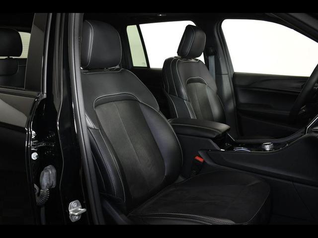 Photo of 2023 Diamond Black Crystal Pearlcoat Jeep Grand Cherokee