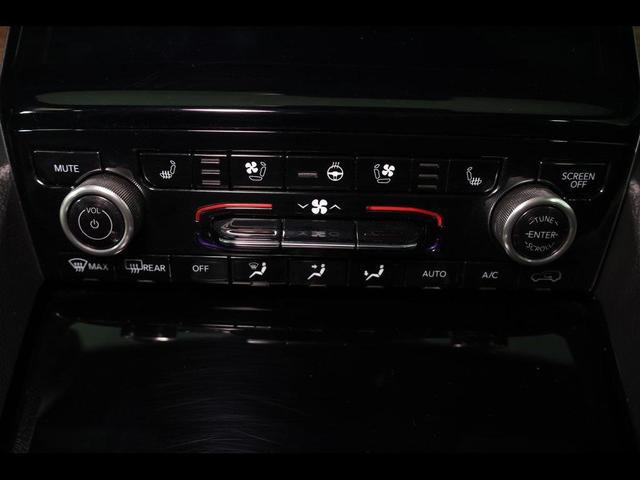 Photo of 2023 Diamond Black Crystal Pearlcoat Jeep Grand Cherokee