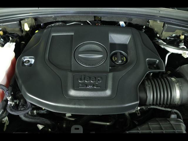 Photo of 2023 Diamond Black Crystal Pearlcoat Jeep Grand Cherokee