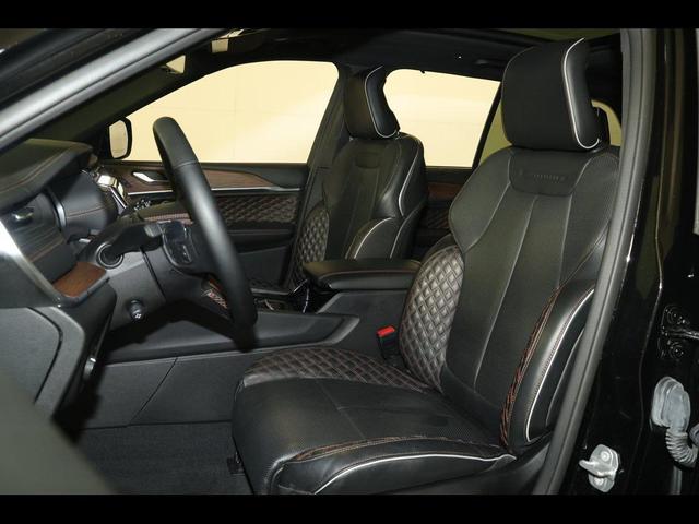 Photo of 2023 Diamond Black Crystal Pearlcoat Jeep Grand Cherokee