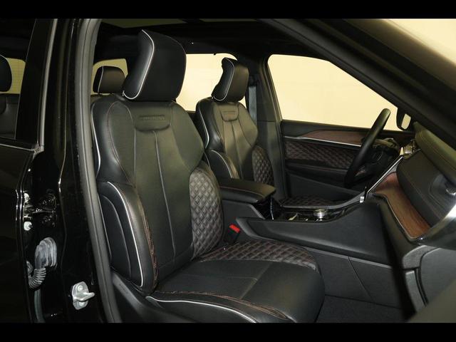 Photo of 2023 Diamond Black Crystal Pearlcoat Jeep Grand Cherokee