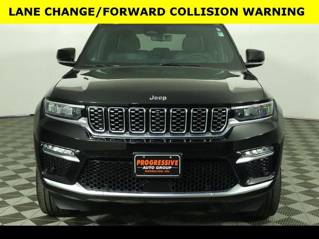Photo of 2023 Diamond Black Crystal Pearlcoat Jeep Grand Cherokee