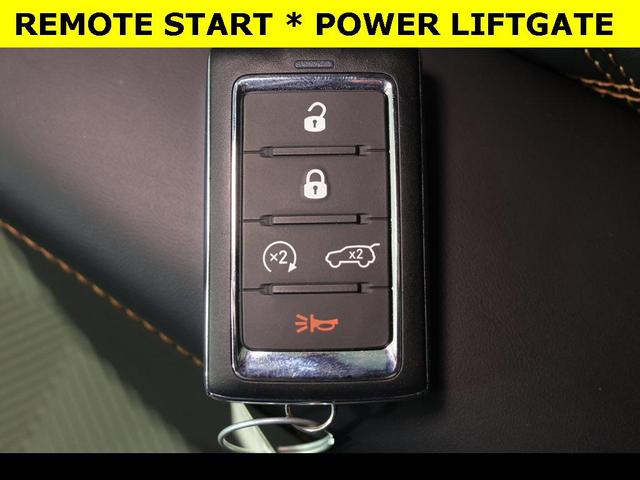 Photo of 2023 Diamond Black Crystal Pearlcoat Jeep Grand Cherokee