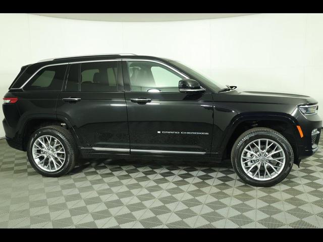 Photo of 2023 Diamond Black Crystal Pearlcoat Jeep Grand Cherokee