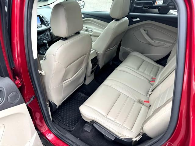 Photo of 2017 Maroon Ford Escape