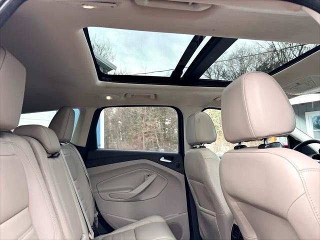 Photo of 2017 Maroon Ford Escape