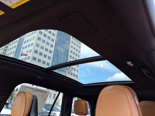 Photo of 2025 White Metallic Lincoln Aviator
