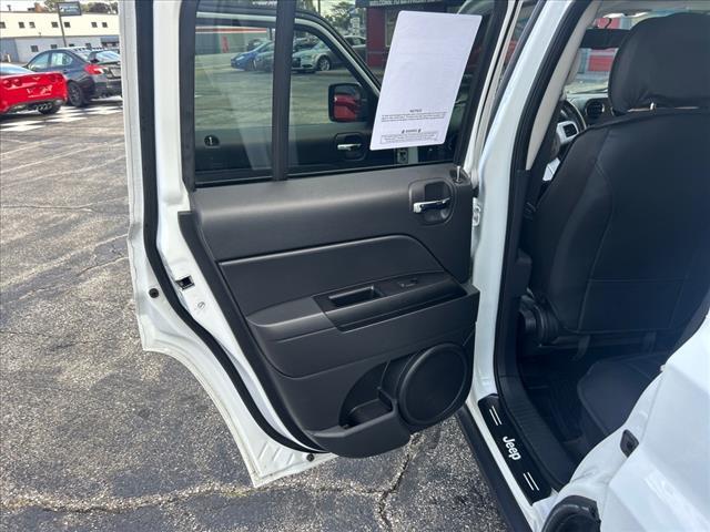 Photo of 2016 Bright White Clearcoat Jeep Patriot