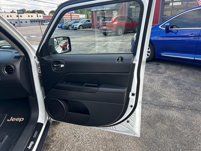 Photo of 2016 Bright White Clearcoat Jeep Patriot