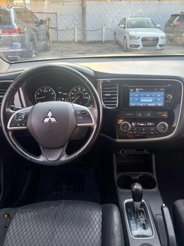 Photo of 2014 White Mitsubishi Outlander
