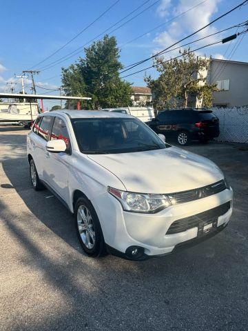 Photo of 2014 White Mitsubishi Outlander