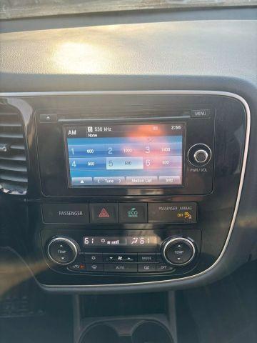 Photo of 2014 White Mitsubishi Outlander